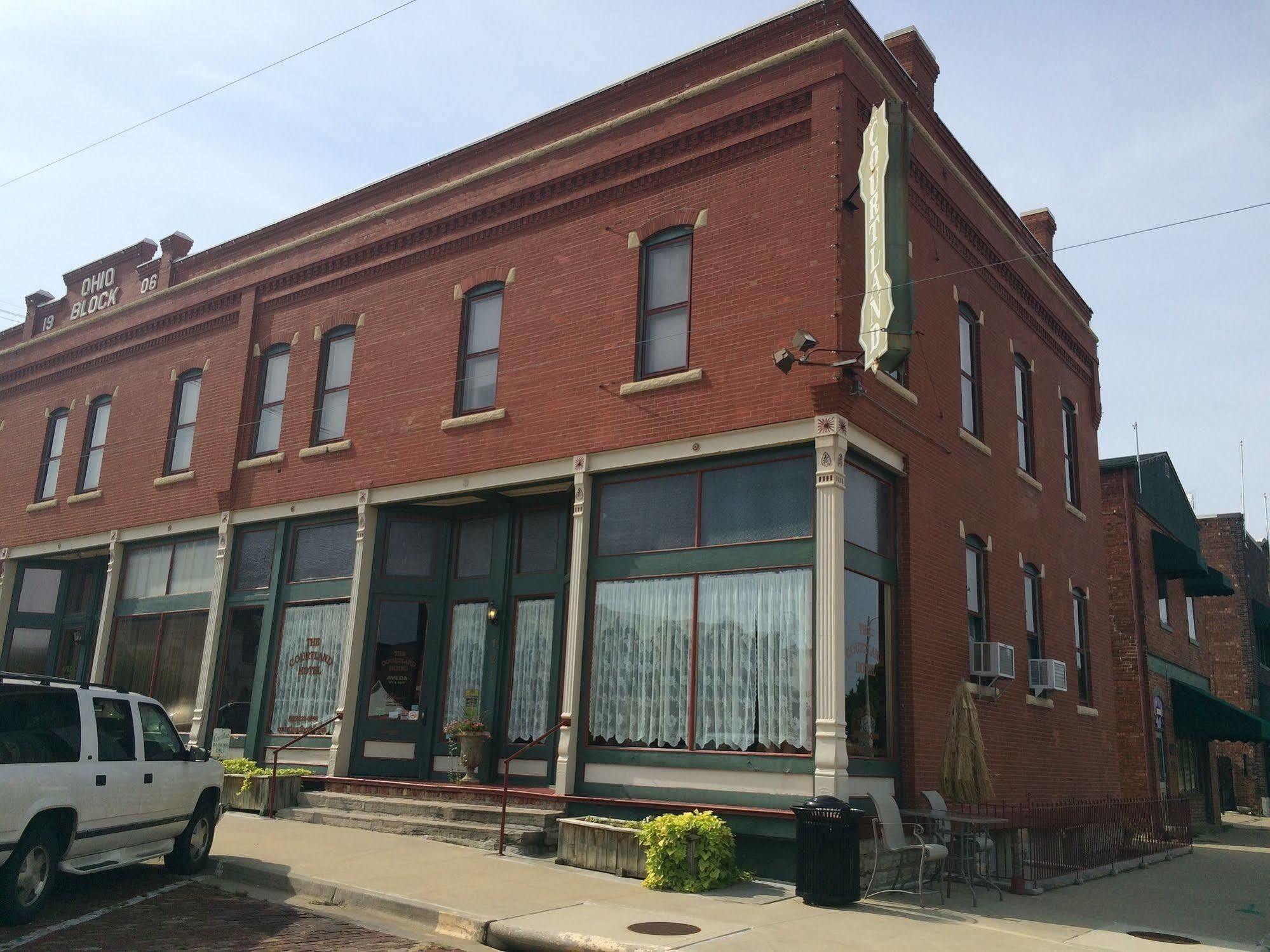 The Courtland Hotel & Spa Fort Scott Exterior photo